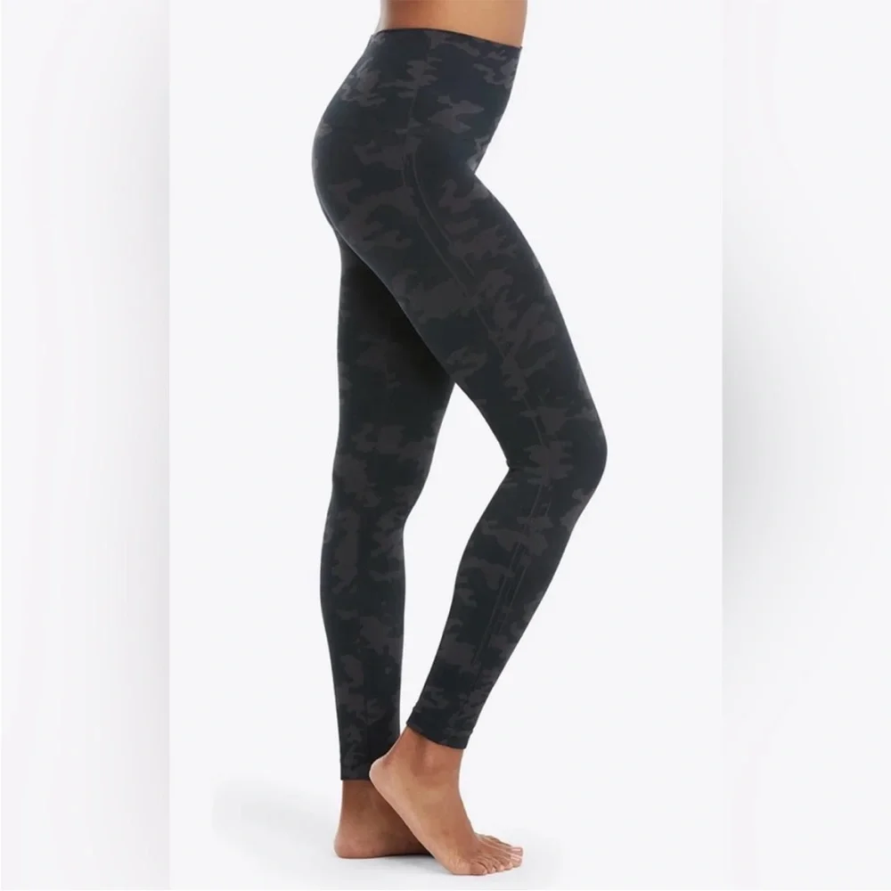 Spanx// Look at me now leggings black and gray camo size small